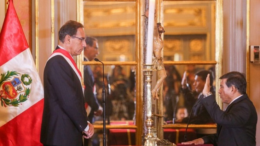 El presidente Martín Vizcarra le toma el juramento al general Carlos Moran en Palacio de Gobierno. Foto: Presidencia del Perú