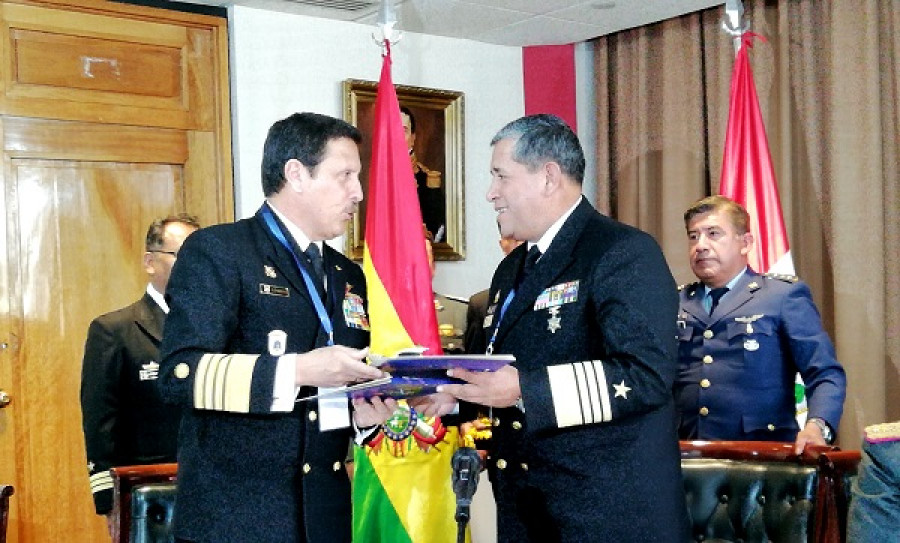 Almirantes Paredes, de Perú, y Borda, de Bolivia, en el encuentro que tuvo lugar en La Paz. Foto: Agencia Boliviana de Información.