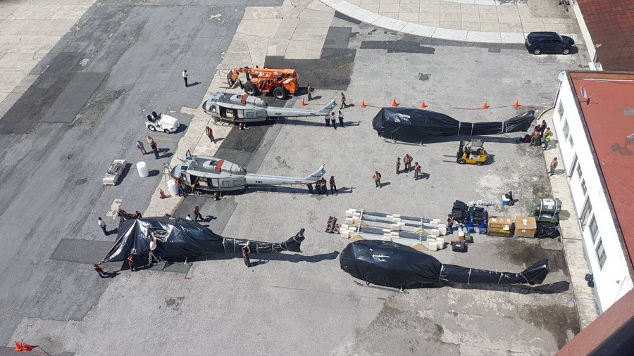Los cinco helicópteros antes de ser cargados al Antonov. Foto: Policía Nacional Civil de Guatemala.