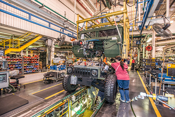 Línea de montaje de vehículos Humvee. Foto: AM General