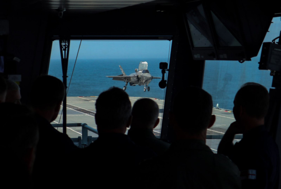 181002 queen elizabeth portaaviones f 35 primer aterrizaje royal navy01