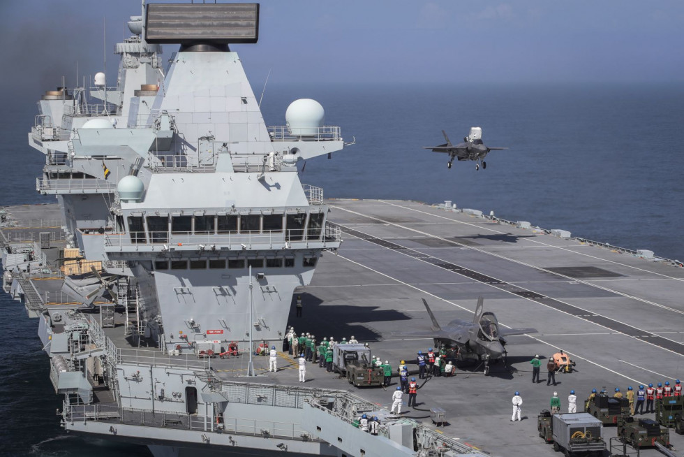 Dos F-35B operando sobre el portaaviones HMS Queen Elizabeth. Foto: Royal Navy
