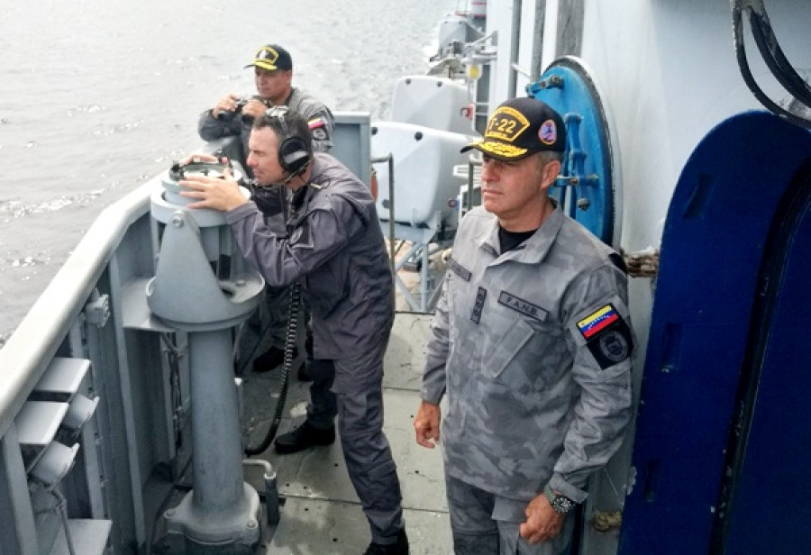 Marinos a bordo de la fragata Almirante Brión´ F-22 vistiendo el nuevo uniforme. Foto: Armada de Venezuela.
