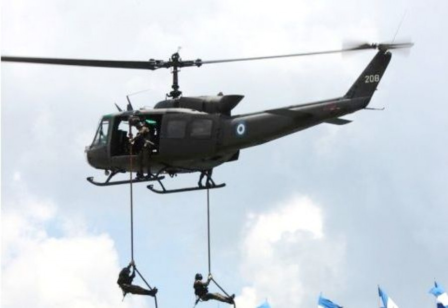 Imagen de archivo de un helicóptero UH-1H de la Fuerza Aérea Salvadoreña. Foto: Ministerio de Defensa de El Salvador.