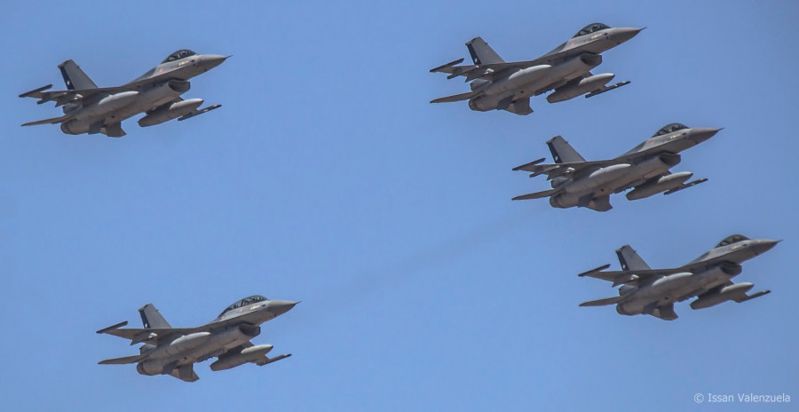 Formación de aviones caza multirol Lockheed Martin F-16 MLU de la FACh. Foto: Issan Valenzuela.