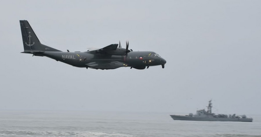 C295 ACH Persuader y LM-34 Angamos en un ejercicio conjunto demostrativo. Foto: M. del Interior y Seguridad Pública.