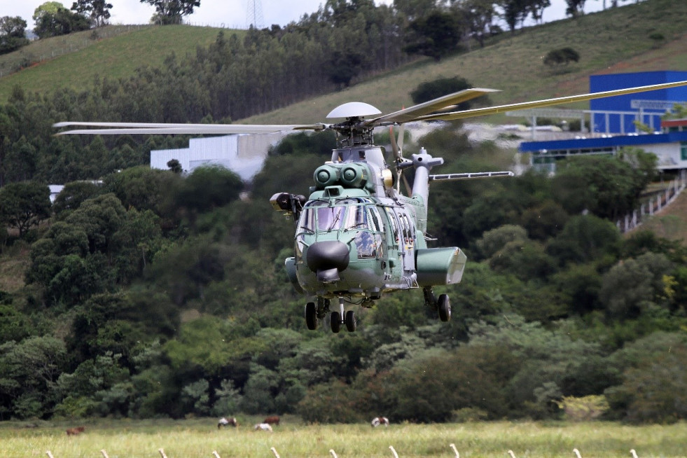 El nuevo H225M está equipado con el faro de búsqueda Spectrolab Searchlight.