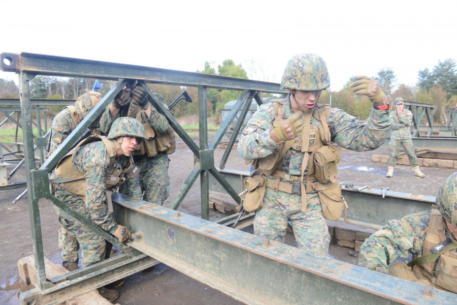 Una de las pruebas fue la construcción de un tramo de puente modular Arrow. Foto: Ejército de Chile