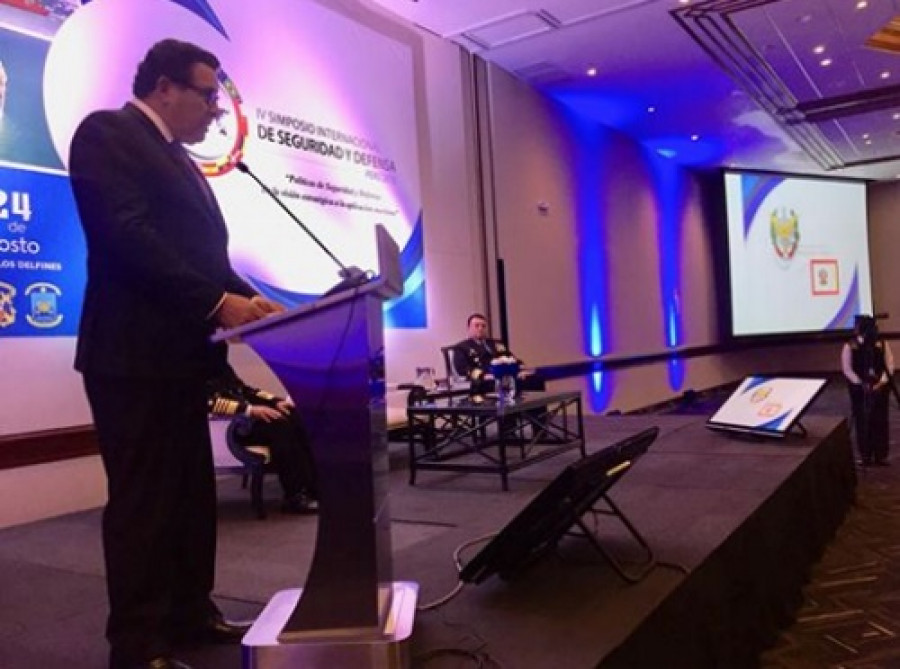José Huerta, ministro de Defensa del Perú, en su discurso de inauguración del simposio internacional. Foto: Marina de Guerra del Perú