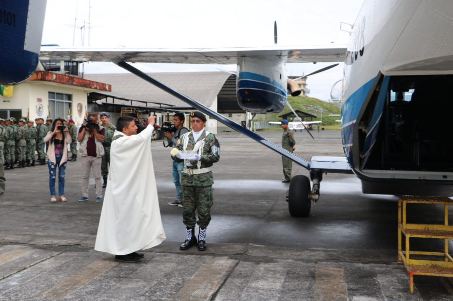 Momento del bautizo del AEE-208. Foto Ministerio de la Defensa del Ecuador