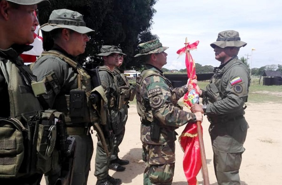 El almirante en jefe Remigio Ceballos Ichazo entrega el estandarte del nuevo comando a su comandante. Foto: Armada de Venezuela.