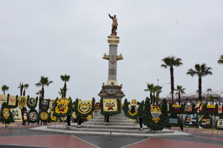 Estatua del almirante Miguel Grau en la plaza del Callao donde se recordó su inmolación al defender los intereses del Perú. Foto: MGP.