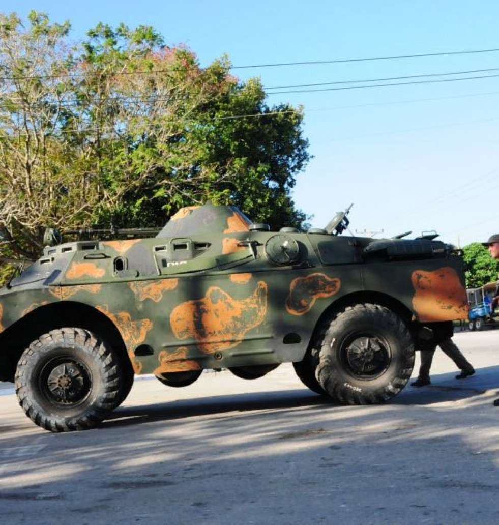 Vehículo blindado de reconocimiento BRDM-2 durante un ejercicio militar en la ciudad de Sancti Spíritu. FOTO: Periódico Escambrai.