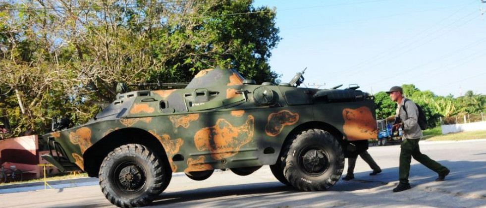 Vehículo blindado de reconocimiento BRDM-2 durante un ejercicio militar en la ciudad de Sancti Spíritu. FOTO: Periódico Escambrai.