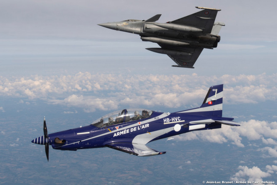 Avión PC-21 francés junto a un caza Rafale. Foto: Fuerza Aérea de Francia