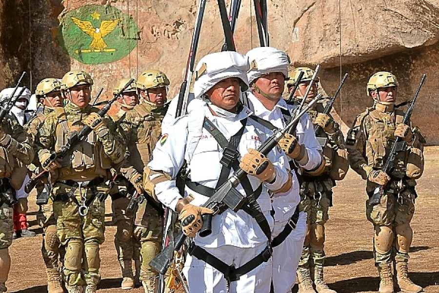 Efectivos de los regimientos  Busch´ y Tocopilla´ en el acto de clausura. Foto: Agencia Boliviana de Información.
