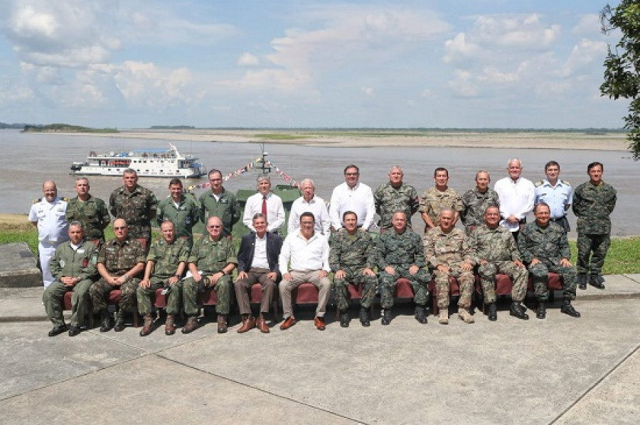 Foto oficial del encuentro de ministros de Defensa de Perú y Brasil, en Nanay, Iquitos. Foto: Ministerio de Defensa del Perú