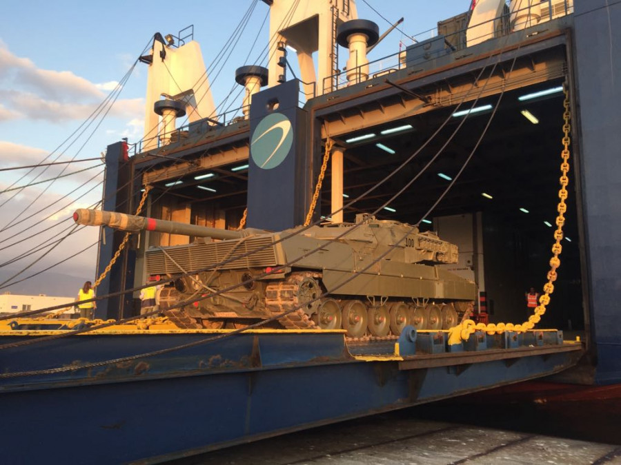 Carro de combate Leopardo embarca en el buque. Foto: Ejercito de Tierra