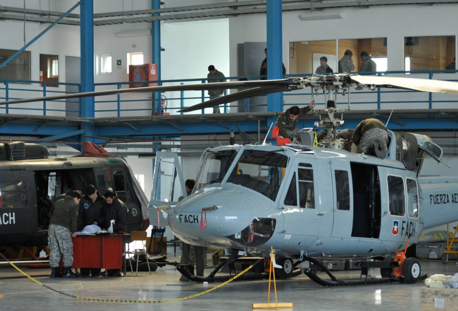 Helicópteros Bell 412 EP y UH-1H en el hangar del Grupo de Mantenimiento de la II Brigada Aérea. Foto: FACh