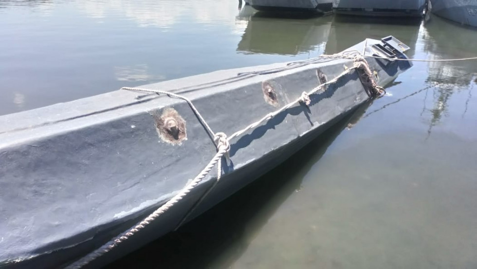 Semisumergible capturado por la Fuerza Naval salvadoreña. Foto: Ministerio de Defensa de El Salvador.