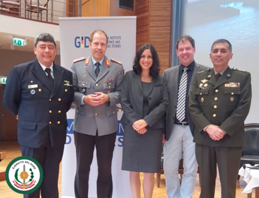 Participantes del foro sobre cambio climático y protección de infraestructura, incluyendo al coronel Miranda. Foto: Ejército del Perú