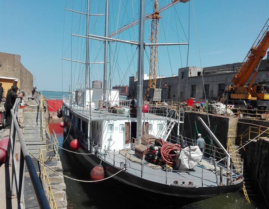 Rou 20 Capitán Miranda durante sus reparaciones Foto: Grupo de Buceo de la Armada