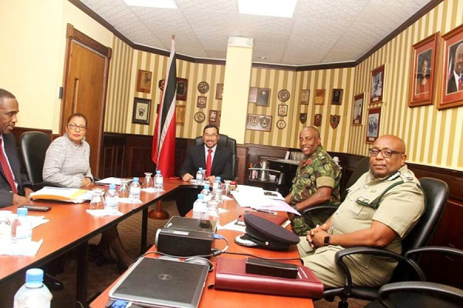 El ministro Young reunido con jefes militares, policiales y de seguridad. Foto: Ministry of National Security of Trinidad Tobago.