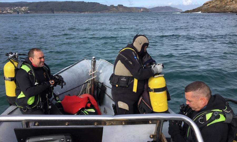 Buceadores de la Armada preparan una inmersión. Foto: Armada