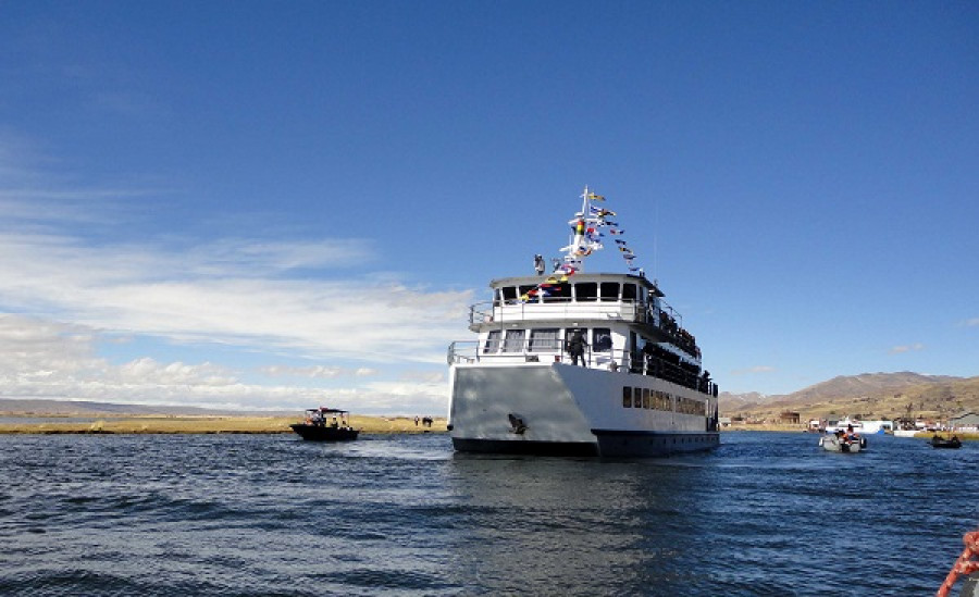El Mosoj Huayna´ BM-01, buque insignia de la Armada boliviana, navegando en el lago Titicaca. Foto: Agencia Boliviana de Información.