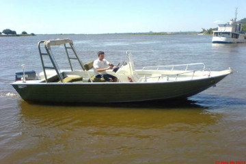 Lancha en servicio similar a las requeridas. Foto: Armada de Paraguay.