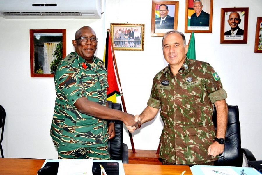El coronel Arthur y el general Dutra durante la reunión. Foto: Guyana Defence Force.