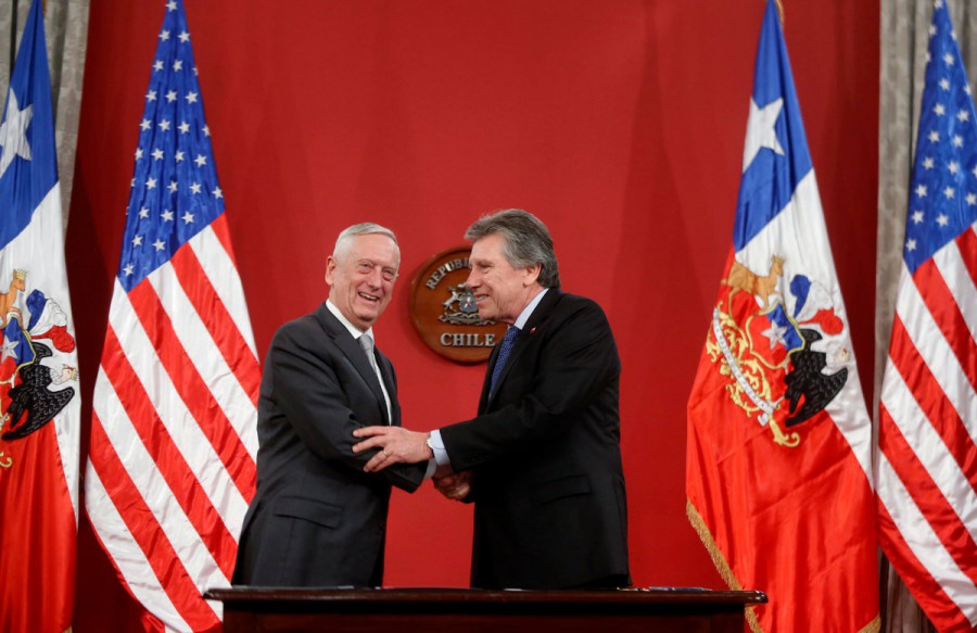 Saludo de ambos representantes de Defensa luego de firmar el acuerdo. Foto: Ministerio de Defensa de Chile.