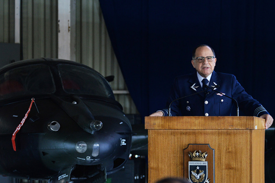 El general Robles entregando el Informe de Gestión de Mando 2014-2018 en el MNAE. Foto: FACh.