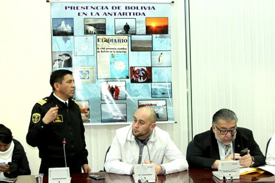 El capitán de navío Torrez Álvarez durante su exposición. Foto: Armada Boliviana.