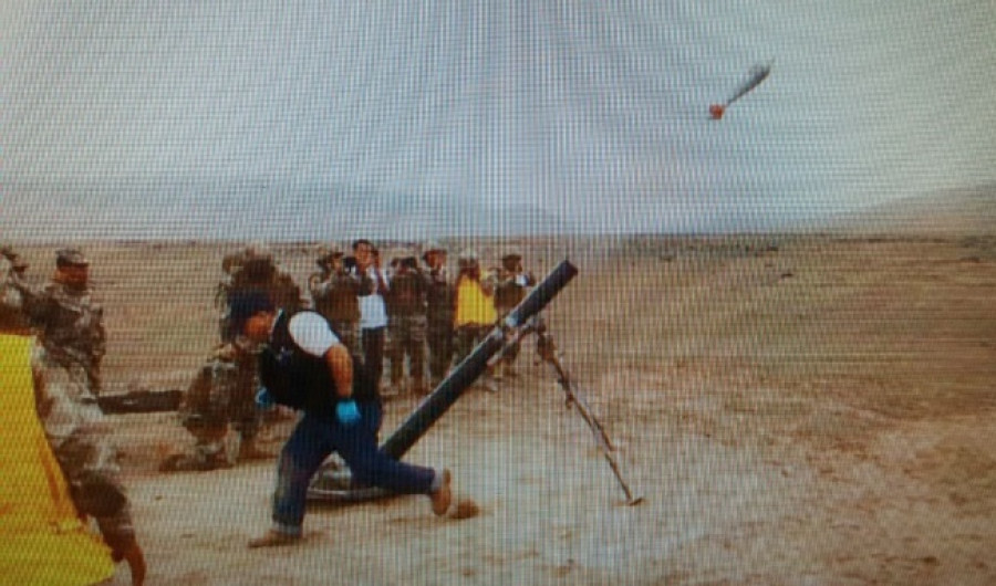 El ingeniero Sergio Casanave dispara un mortero en un campo de ensayos en Lima. Foto: Diseños Casanave Corporation