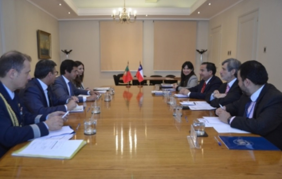 Delegaciones de ambos países en la subsecretaría de Defensa de Chile. Foto: Subsecretaría de Defensa.