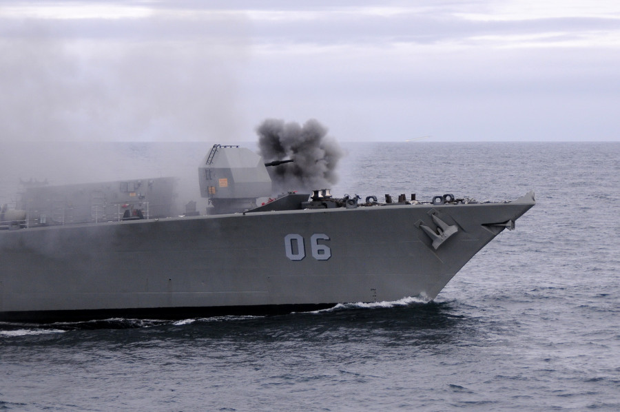 Fragata Type 23 FF-06 Almirante Condell realizando tiro con pieza BAE Systems Mk 8 Mod 1 de 4,5 pulgadas. Foto: Armada de Chile
