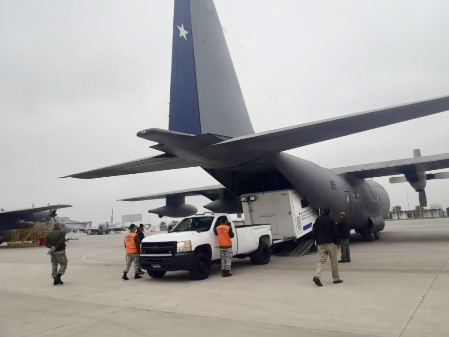 Proceso de embarque del laboratorio móvil en un KC-130R de la FACh. Foto: Bertonati.