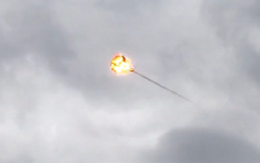 Impacto do míssil Manpads contra alvo aéreo: sinalizador fornece sinal infravermelho.