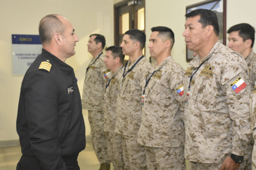 Jefe del Departamanto de conducción de operaciones de paz despide a los soldados que van a Bosnia y Herzegovina. Foto: Estado Mayor Conjunto