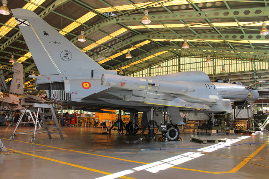 Trabajos de mantenimiento de un Eurofighter en la Maestranza de Sevilla. Foto: Ejército del Aire