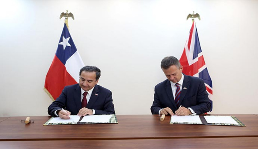 De la Maza y Lancaster Firman Carta de Intenciones para Cooperaión en Ciberdefensa. Foto: Subsecretaría de Defensa.