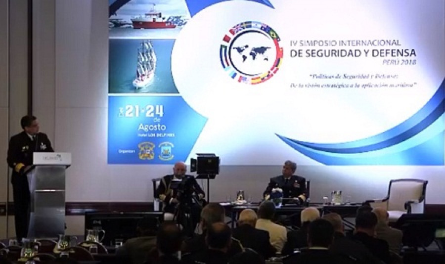 El contralmirante Rodolfo Sablich explica las estrategias, visión, misiones y funciones de la Dicapi. Foto: Marina de Guerra del Perú