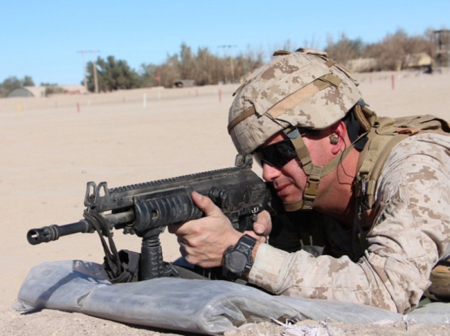 Efectivo del Cuartel General de la VI División realiza práctica de tiro con fusil Galil ACE 22 NC. Foto: Ejército de Chilr