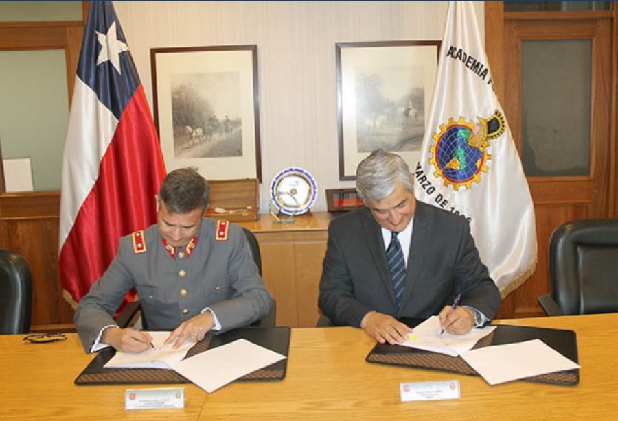 El acuerdo permitirá a la Acapomil adquirir conocimientos y experiencias en el ámbito de la tecnología militar. Foto: Ejército de Chile