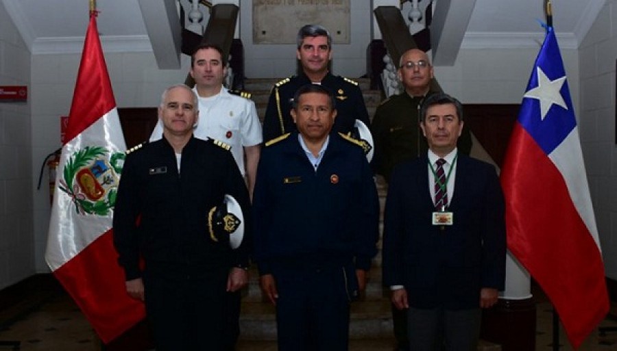 Oficiales de los comandos conjuntos de Perú y Chile conversan sobre misiones de ayuda humanitaria. Foto: Comando Conjunto del Perú.