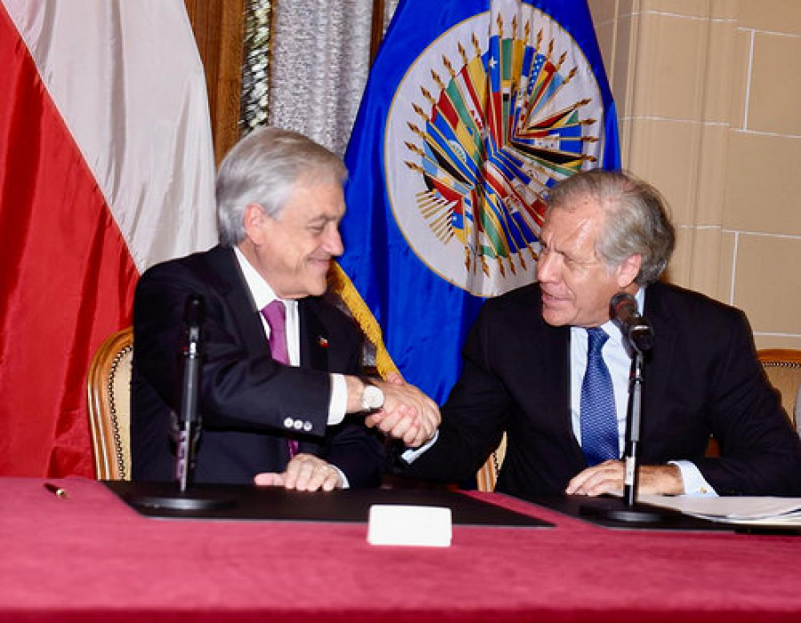 El presidente Piñera y el secretario Almagro en saludo luego de firmar el acuerdo. Foto: OEA.