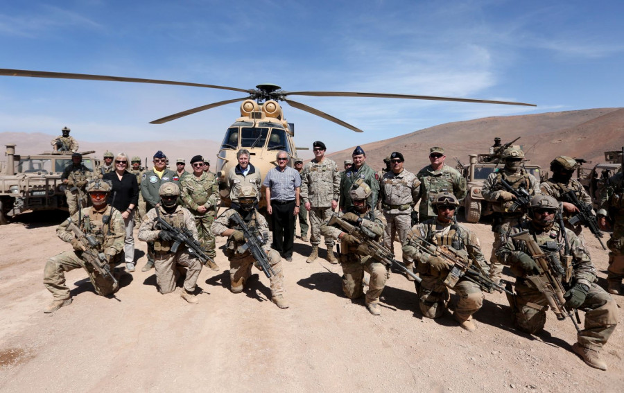 Espina junto a comandantes en jefe pasan revista a Estrella Austral. Foto: Ministerio de Defensa de Chile.