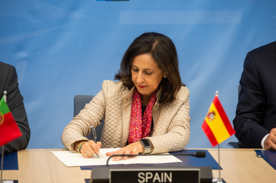 La ministra de Defensa firma la declaración de intenciones. Foto: OTAN