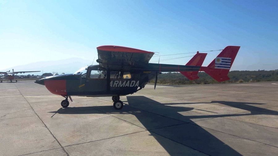 Cessna 0-2 de la Armada uruguaya, previo a su partida de Chile. Foto: Sergio Lozana Ovalle vía Faunaticos de la FAU.
